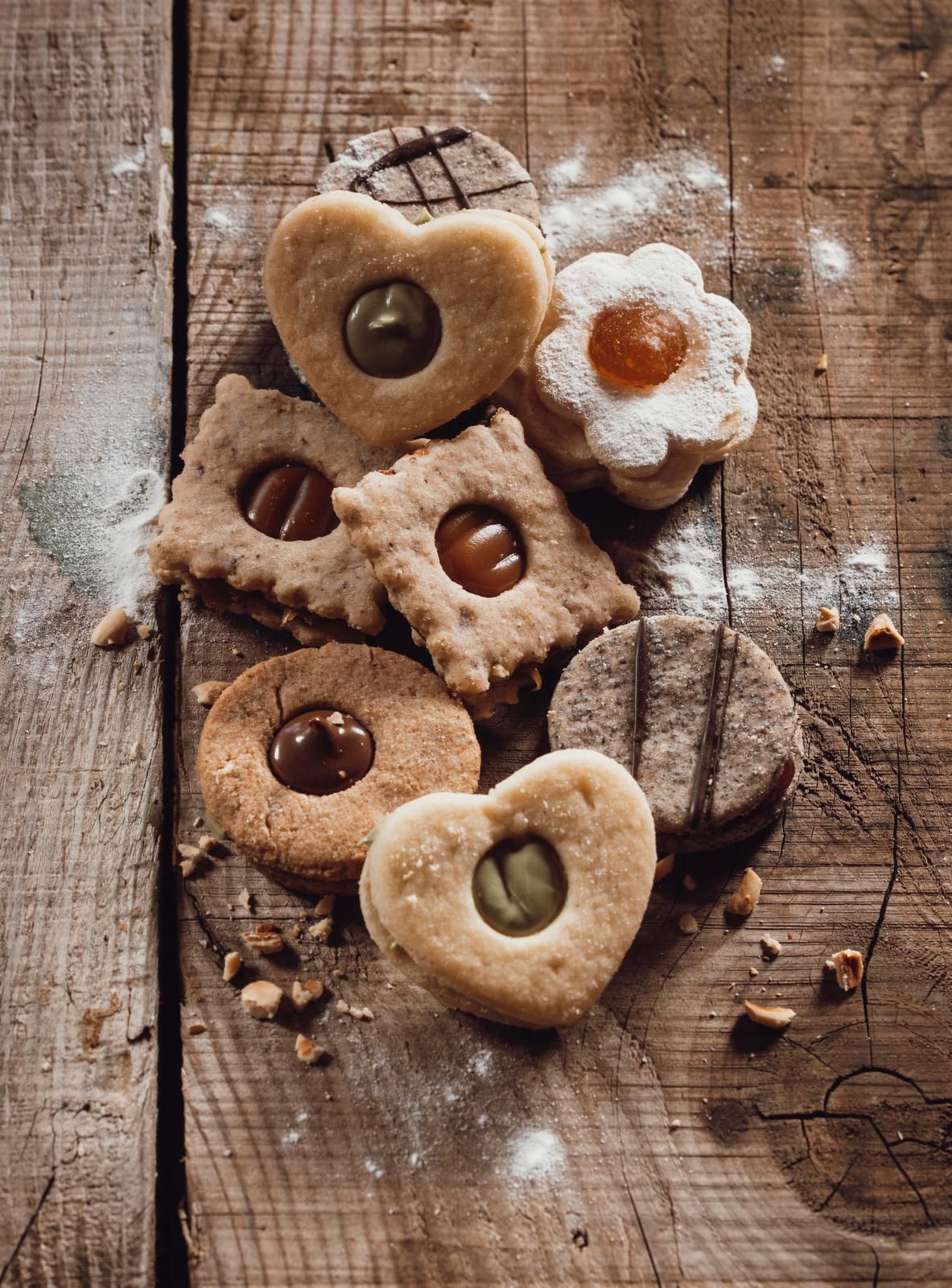 Kutija mini tartova s voćem, čokoladom i pistacijom