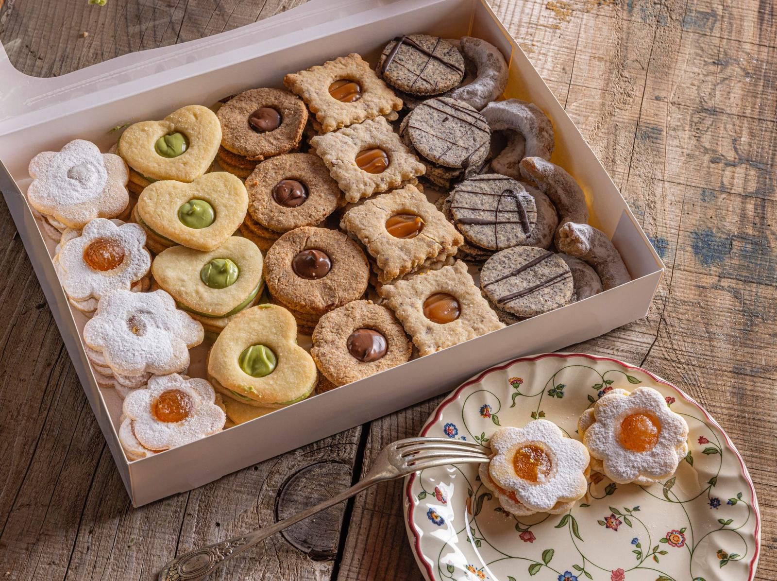 Kutija suhih kolača s marmeladom i čokoladom