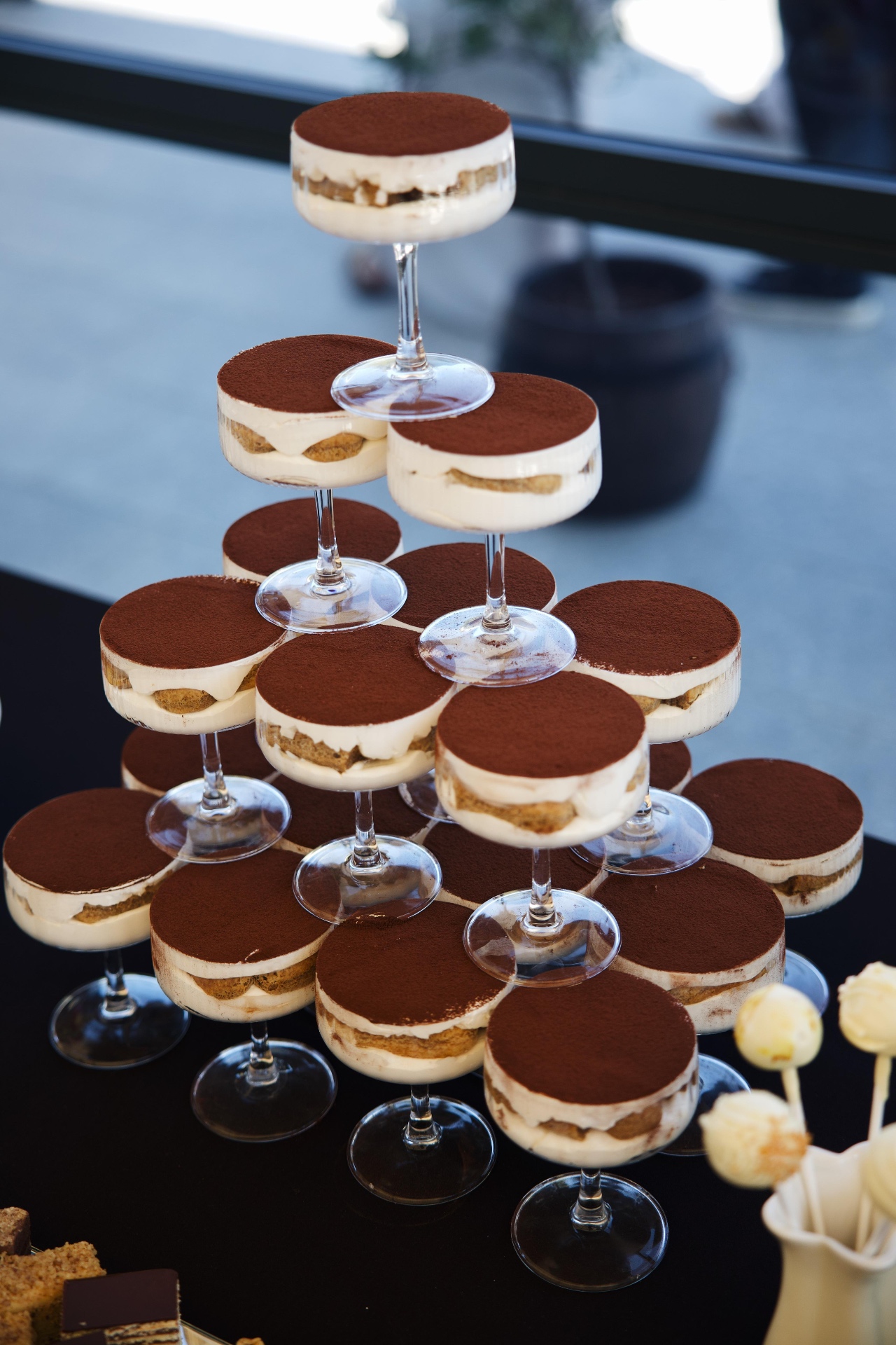 Toranj tiramisu deserata u staklenim čašama